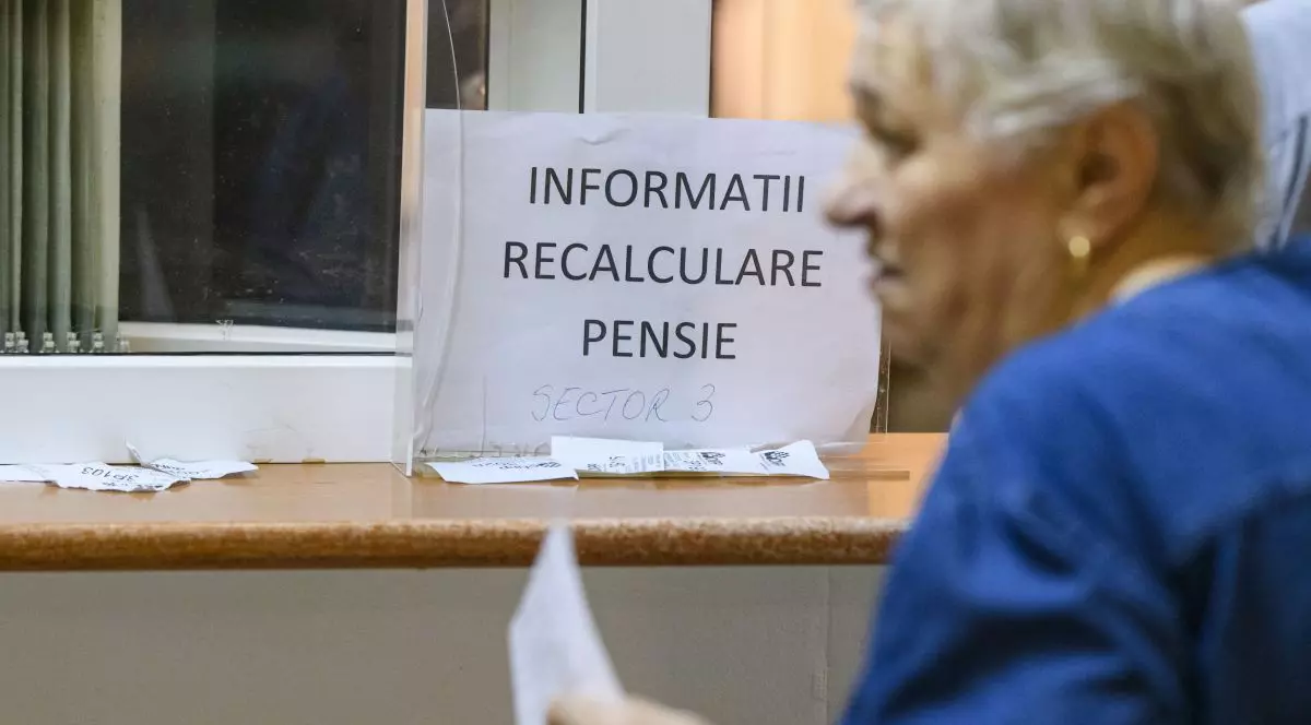 O femeie cu o cerere în mână trece pe lângă un ghișeu de la Casa de Pensii pe care scrie „informnații recalculare pensie, Sector 3”, 30 august 2024