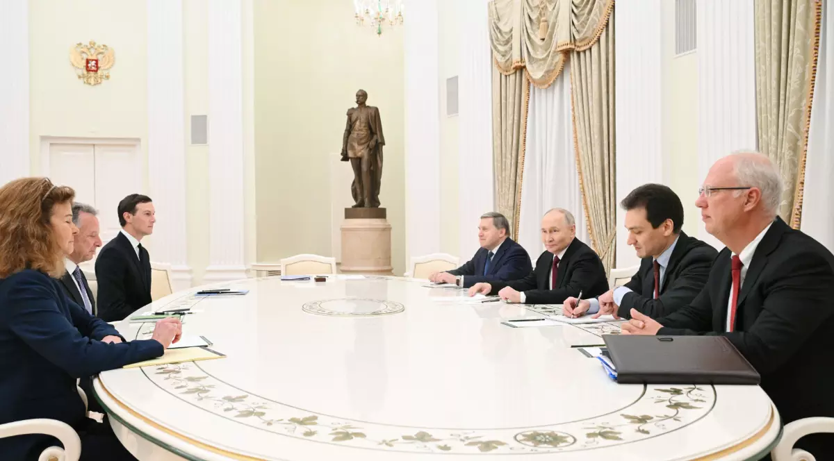 Vladimir Putin alături de delegația americană sosită la Moscova pentru negocierile de pace, toți stau la o masă mare, ovală albă