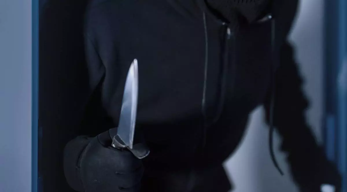 Spargere criminală într-un apartament sau birou cu un cuțit.