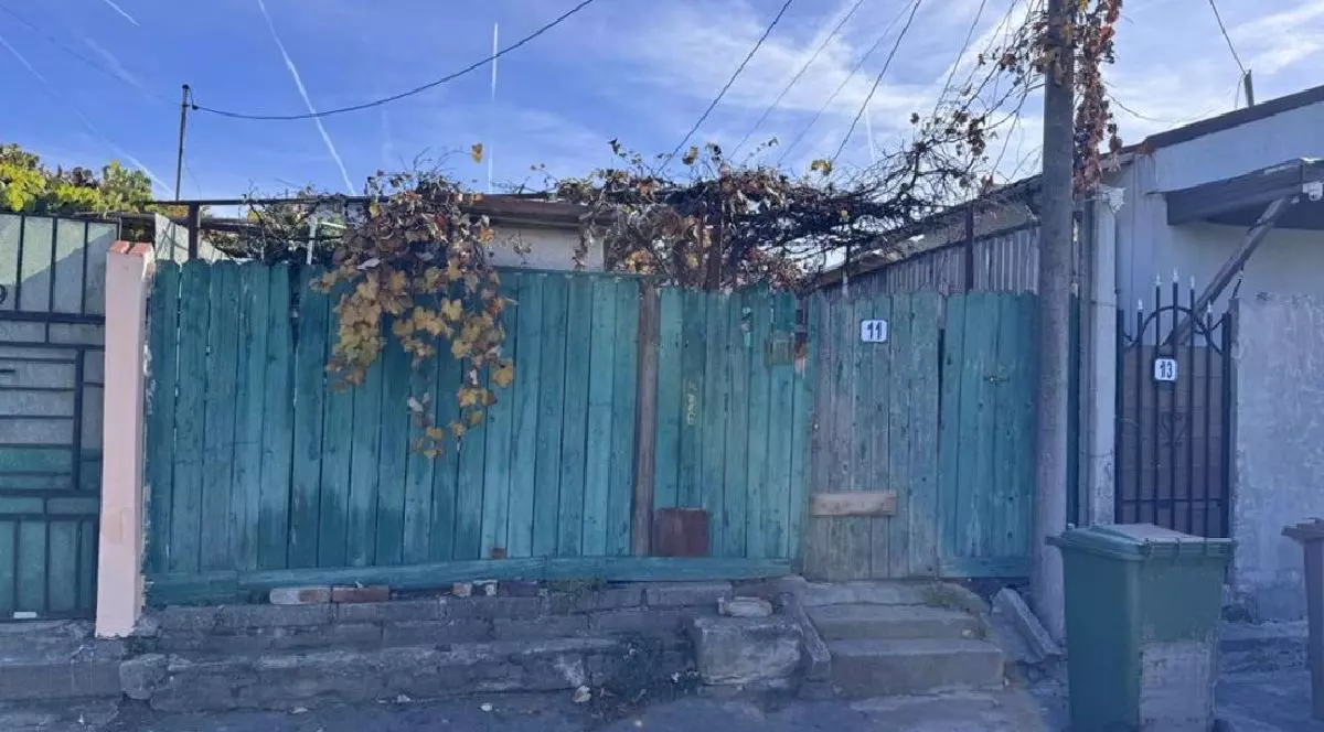 o casa mica si darapanata cu gard de lemn din Bucuresti