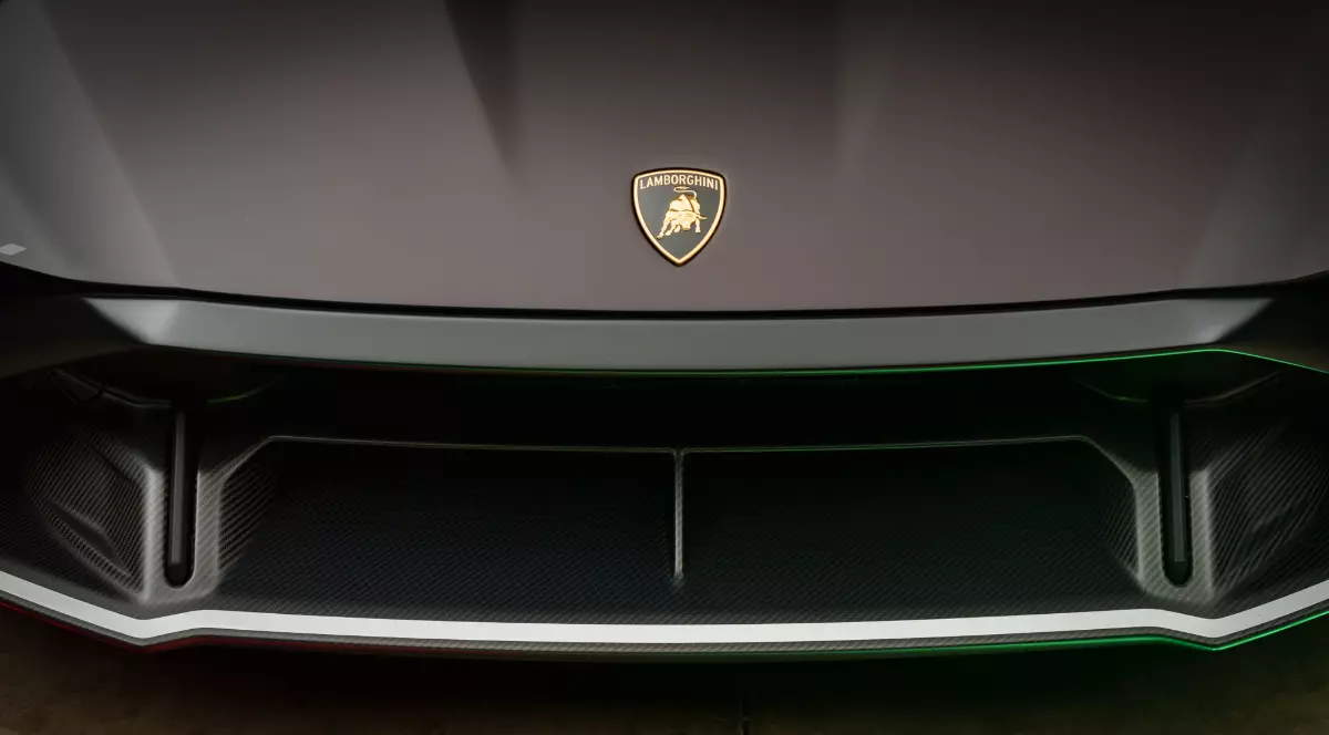 O mașină neagră pe care este atașat logo-ul Lamborghini.
