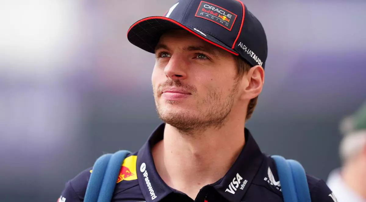 Pilotul olandez de Formula 1, Max Verstappen, de la echipa Oracle Red Bull, sosește pentru antrenamentele libere de pe circuitul Yas Marina înaintea Marelui Premiu de la Abu Dhabi.