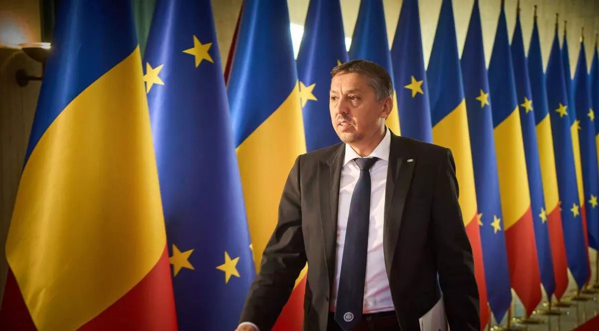 Ministrul Educației Daniel David flancat de steagurile României