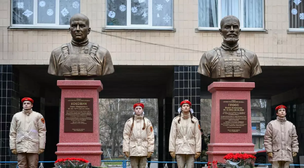 Rușii i-au făcut statuie fiului șefei CIA, mort în luptele din Ucraina: „Niciun pământ nu este străin celui care luptă pentru dreptate”