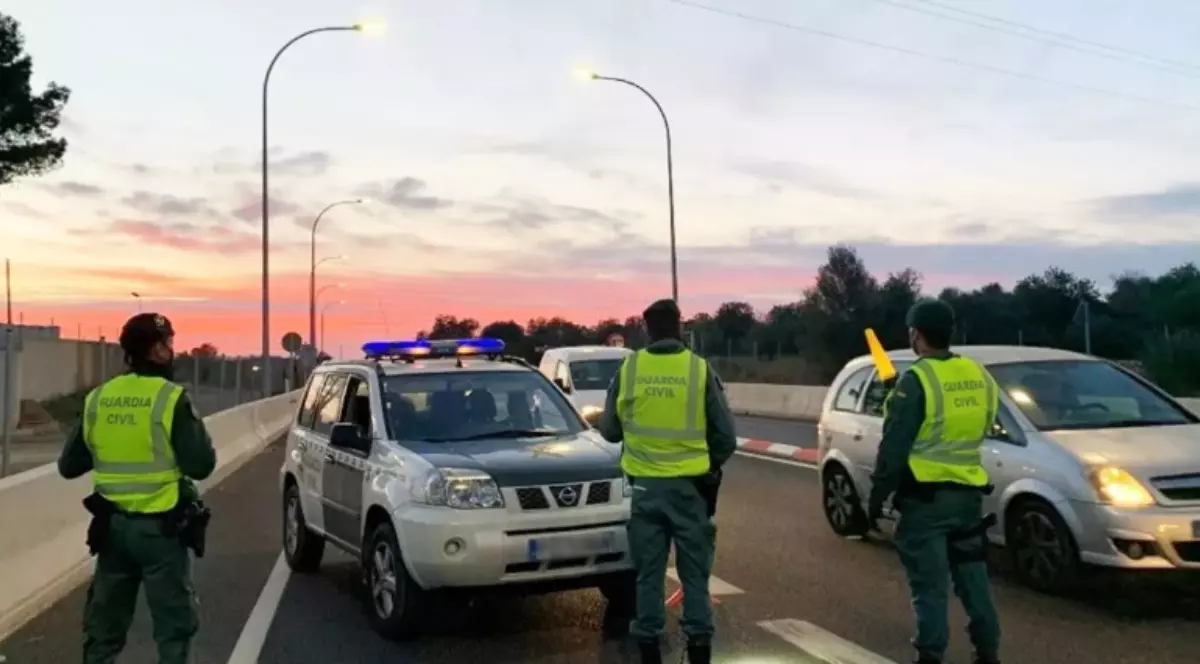 Ofițeri ai Gărzii Civile în timpul unui control rutier