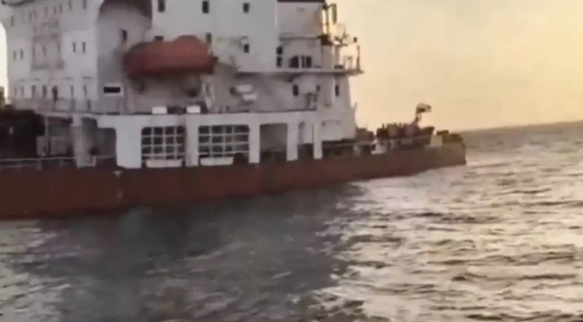 Imagine de aproape cu un petrolier rusesc care pluteste la apus