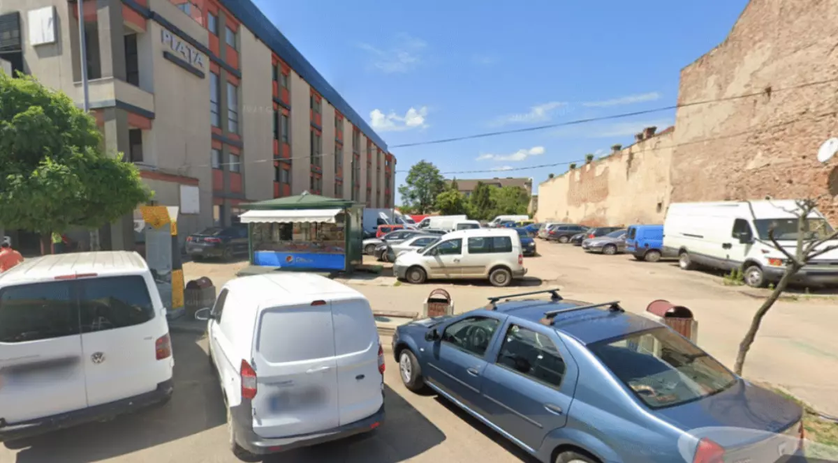 Mai multe mașini într-o parcare