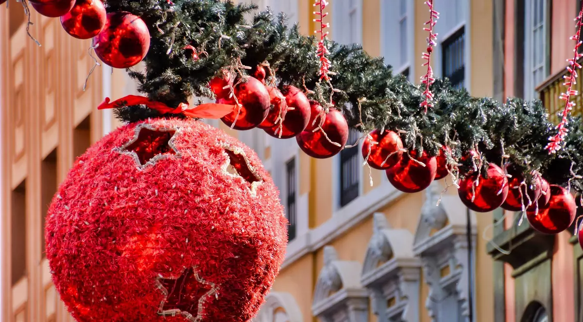 Ghirlanda decorativa din crengute de brad cu globuri rosii