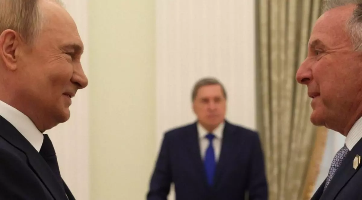 Președintele rus Vladimir Putin dă mâna cu trimisul special al SUA, Steve Witkoff.