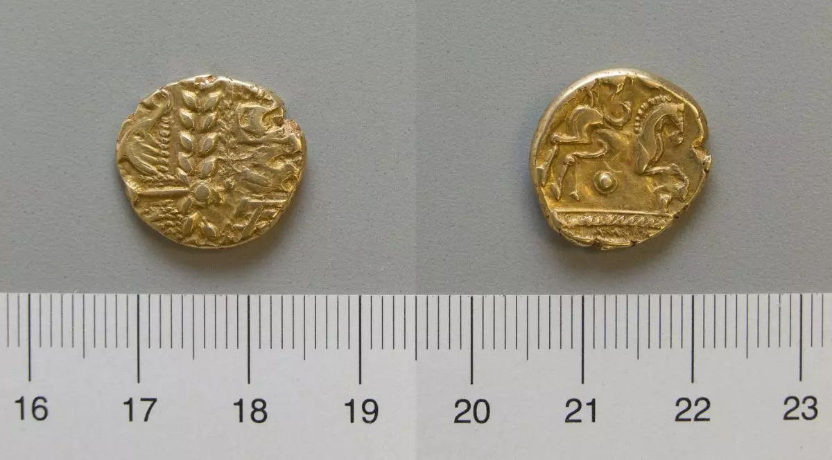 Două monede celtice sunt expuse într-un muzeu