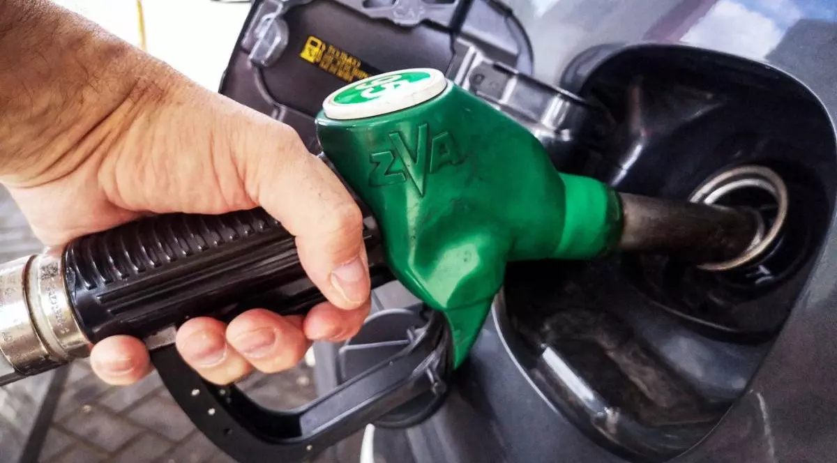 Un bărbat încarcă la pompă mașina cu benzină, septembrie 2025