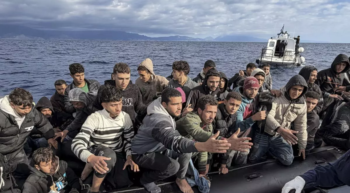 Migranți care au traversat Marea Mediterană într-o barcă sunt salvați de Garda de Coastă Greacă, în largul coastei de sud a insulei Creta, pe 18 noiembrie 2025