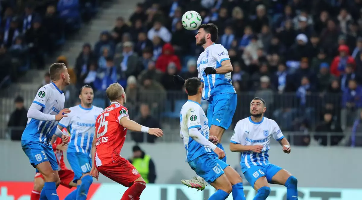 Fază din timpul meciului Universitatea Craiova - Maiz din Conference League, 27 noiembrie 2025