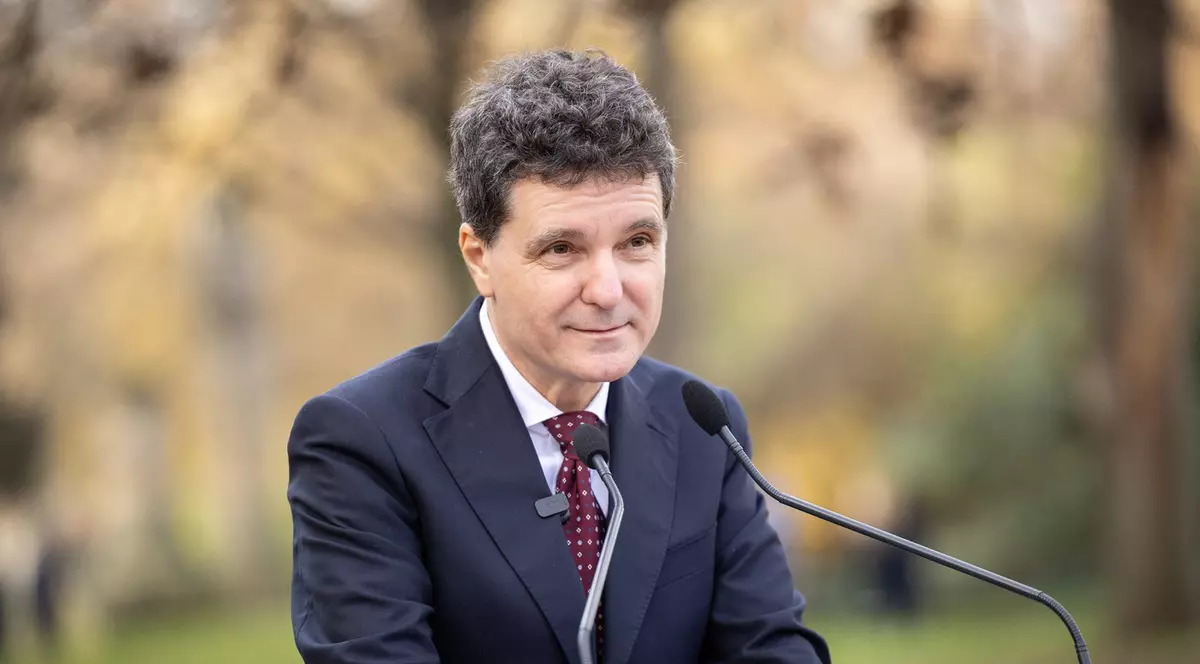 Nicușor era bun să fie Regina Angliei