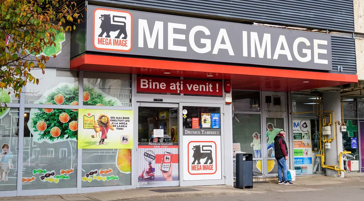 Program Mega Image de Crăciun 2025 - Intrarea intr-un magazin Mega Image din Drumul Taberei