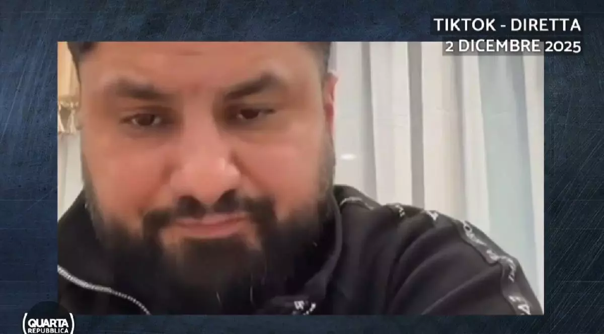 Fotografie a unui bărbat cu barbă și ten închis la culoare, îmbrăcat într-o jachetă neagră, realizată în timpul unui live pe TikTok