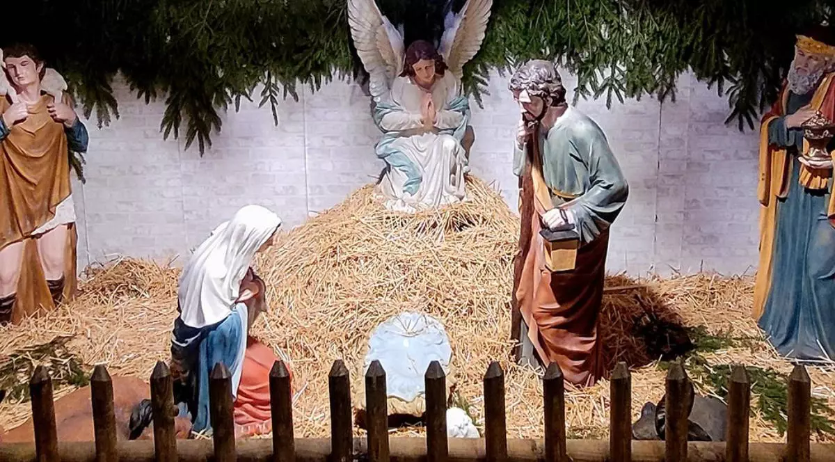 Scena nașterii Domnului, Oradea, se vad statuetele cu Iosif, Mariam 2 magi stanga dreapta, un inger in spate, o iesle goala, totul asezat pe fân