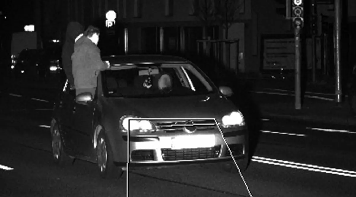 VW Golf a fost surprins de monitorizarea tehnică a traficului. În mașină se aflau doi pasageri care stăteau pe cadrul ușii de la geam