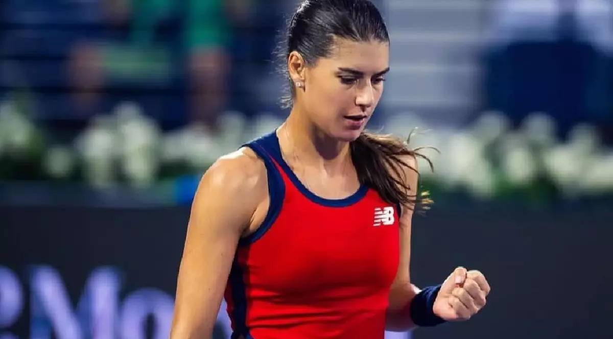 Sorana Cîrstea celebrând câștigarea unui meci pe terenul de tenis