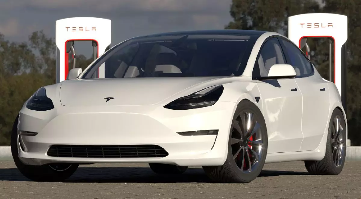 Fotografie cu o mașină electrică Tesla Model 3, alb metalizat, parcat la o stație de încărcare Tesla.