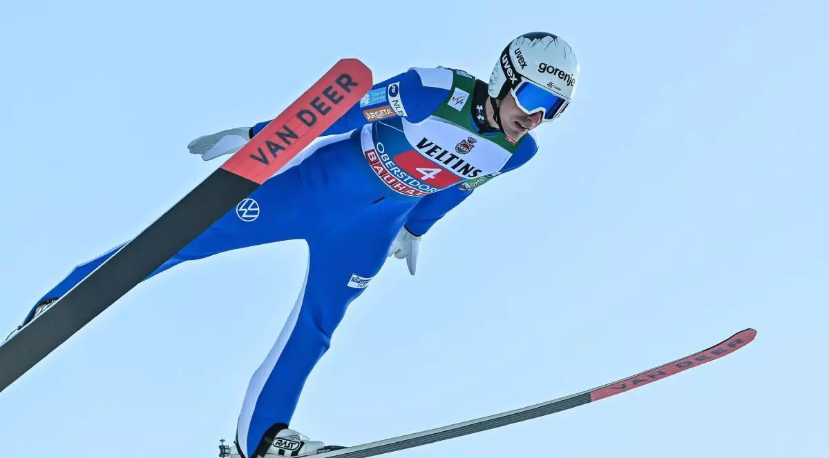 Timi Zajc (Slovenia), in costum de ski, fotografiat de jos in timpul unui salt în Germania, la a 74-a ediție a Turneului celor Patru Trambuline, concursul de deschidere de la Oberstdorf. 29 decembrie 2025, Orlen Arena, Oberstdorf, Germania.