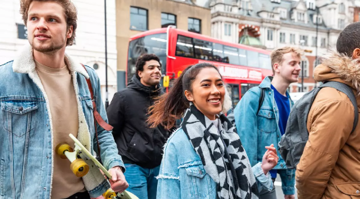 Grup multirasial de prieteni care se plimbă și se distrează împreună în Londra