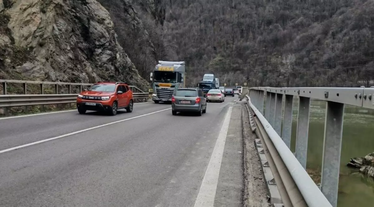Trafic pe viaductul Cârligul Mic, situat pe DN 7, decembrie 2025