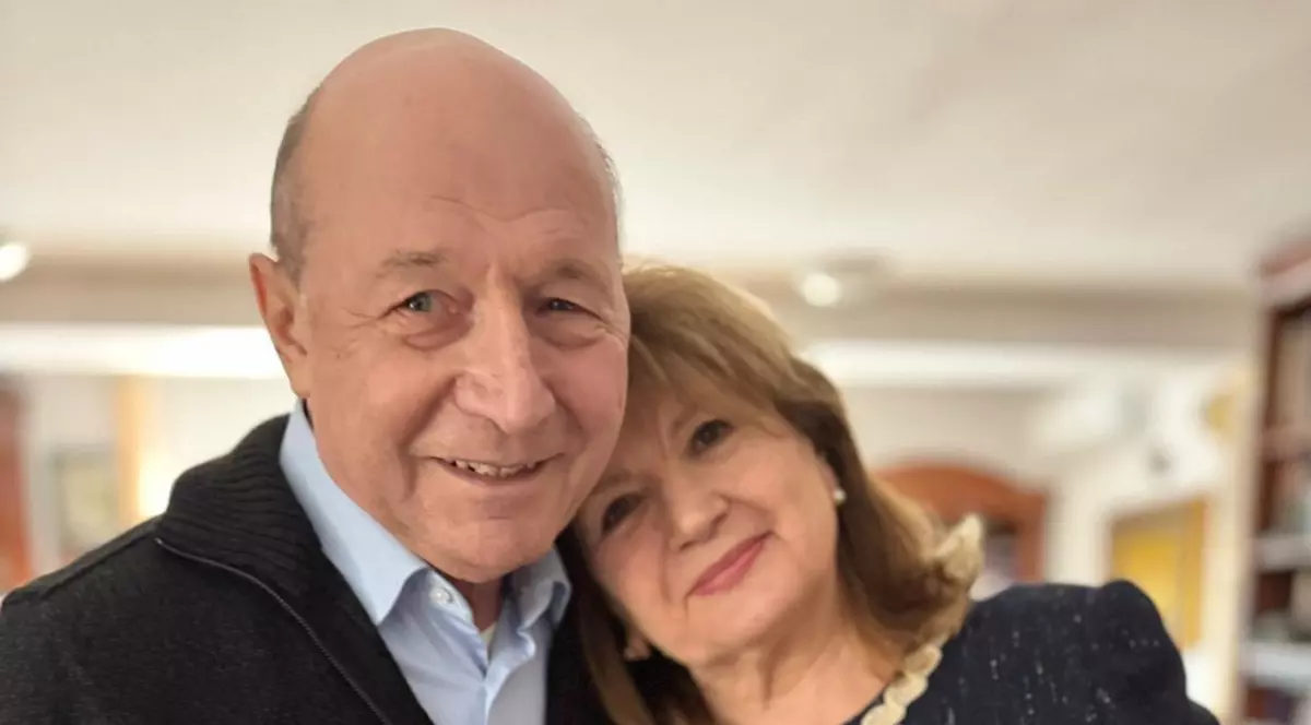 Traian Băsescu și soția Maria au sărbătorit Nunta de Aur. Au apărut la biserică alături de toți nepoții: „Martor ne-a fost familia”