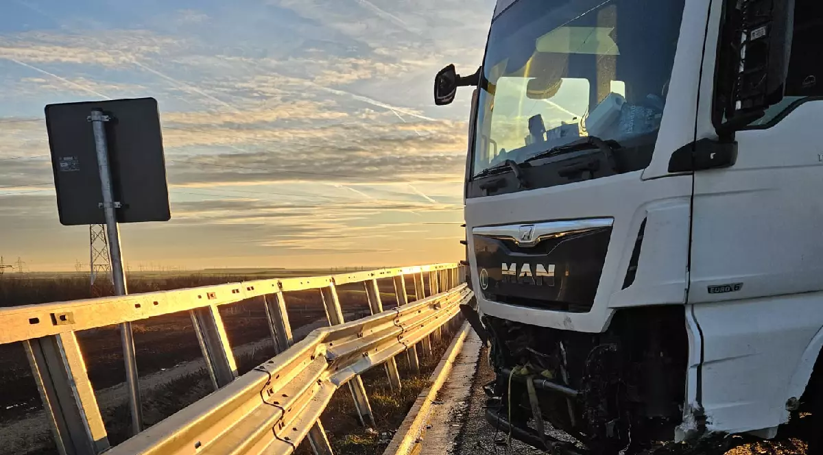 Un TIR a blocat Drumul Expres Pitești - Craiova după ce a intrat în parapet.