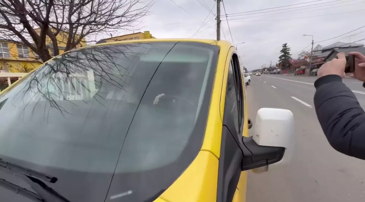 Momentul în care un membru AUR al unei secţii de vot din Buzău a lovit un jurnalist cu mașina | VIDEO