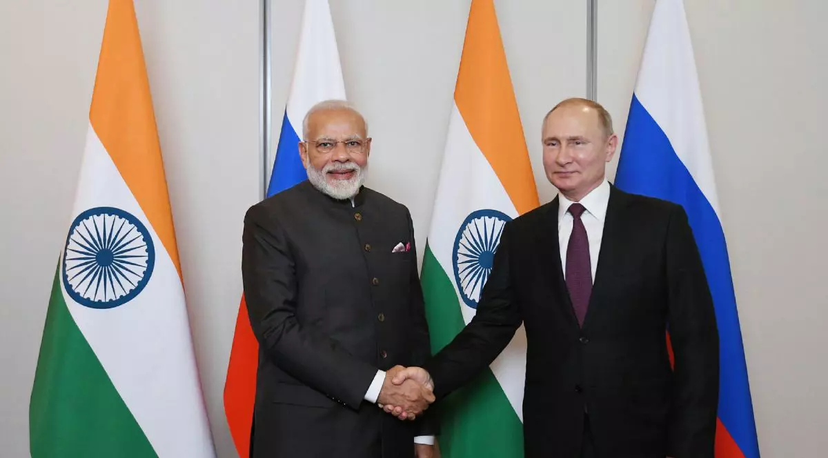 premierul indian Shri Narendra Modi (stânga) dând mâna cu președintele rus Vladimir Putin (dreapta). cei doi stau în fața a 4 drapele, două fiind ale Indiei și două ale Rusiei, 2020