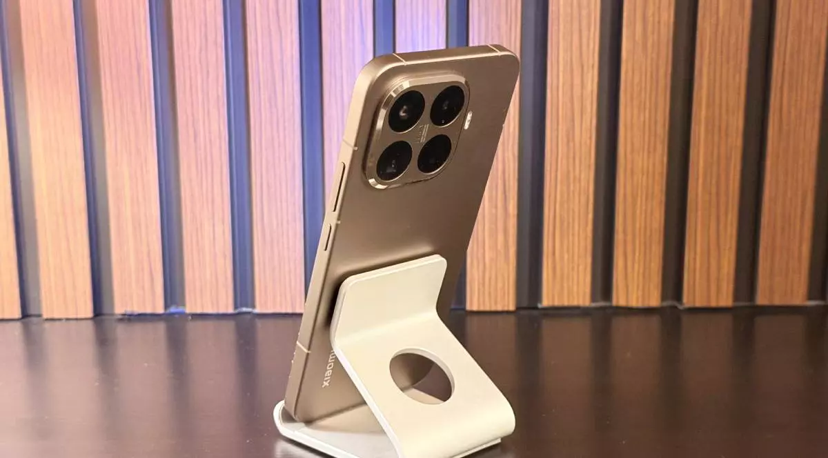 Spatele lui Xiaomi 15T Pro, văzut din profil, pe un fundal de lemn.