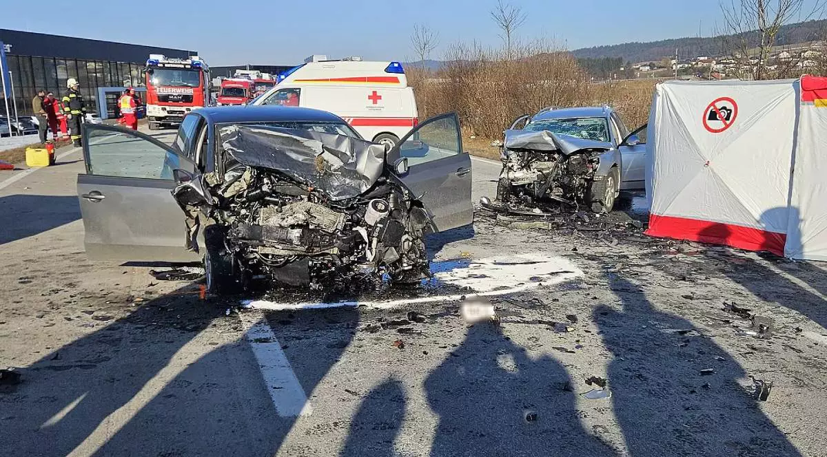 Imagine firnizată de pompieri cu doua mașini, un VW Passat și un VW Polo, distruse in urma unui accident mortal in Austria, in spate se vede o ambulanta si mai multi salvatori , 20 ianuarie 2026