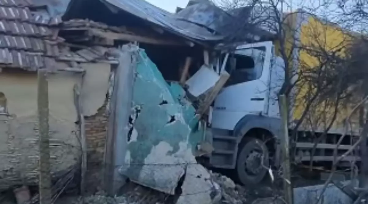 Un TIR care a intrat într-o casă, în Smeeni, Buzău.