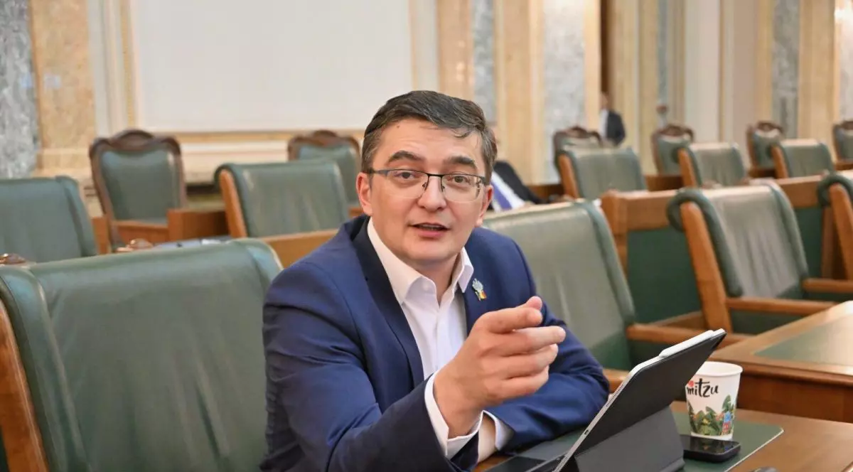Senatorul și sociologul Adrian Hatos portret