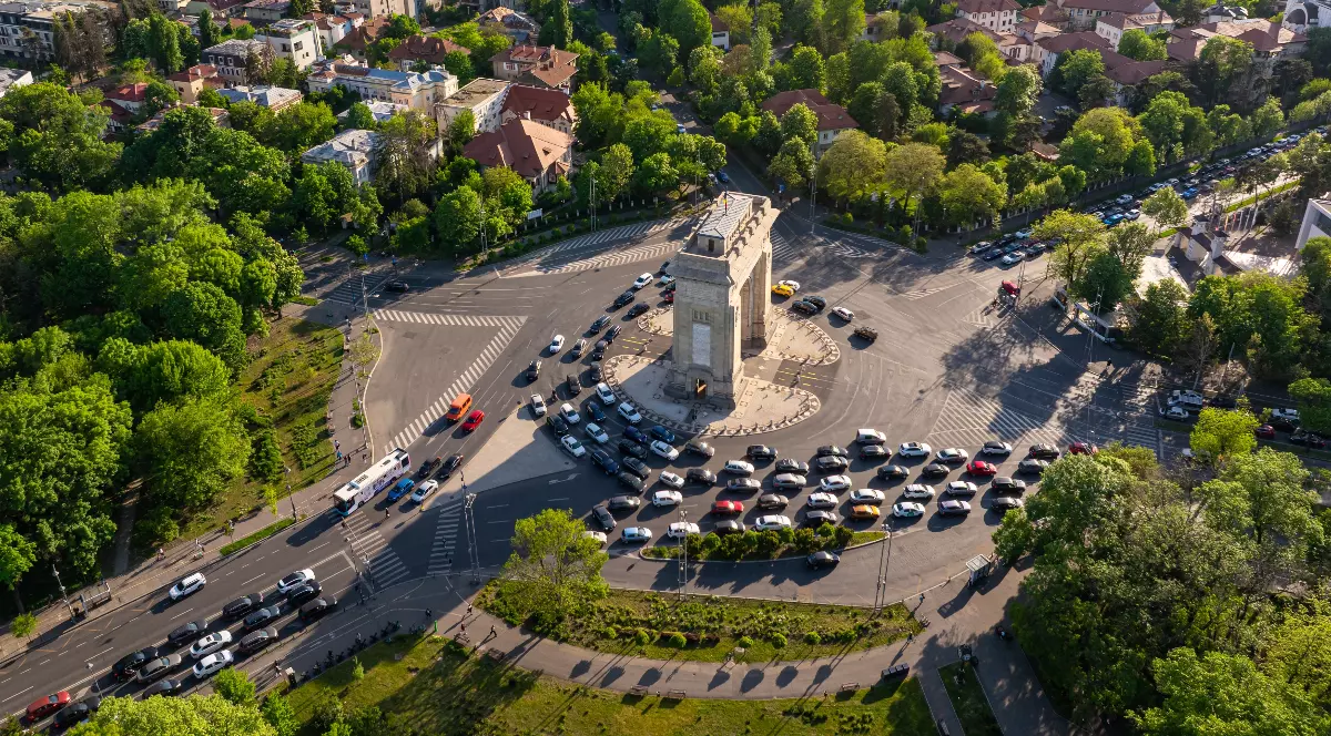 Imagine văzută de sus cu Arcul de Triumf din București