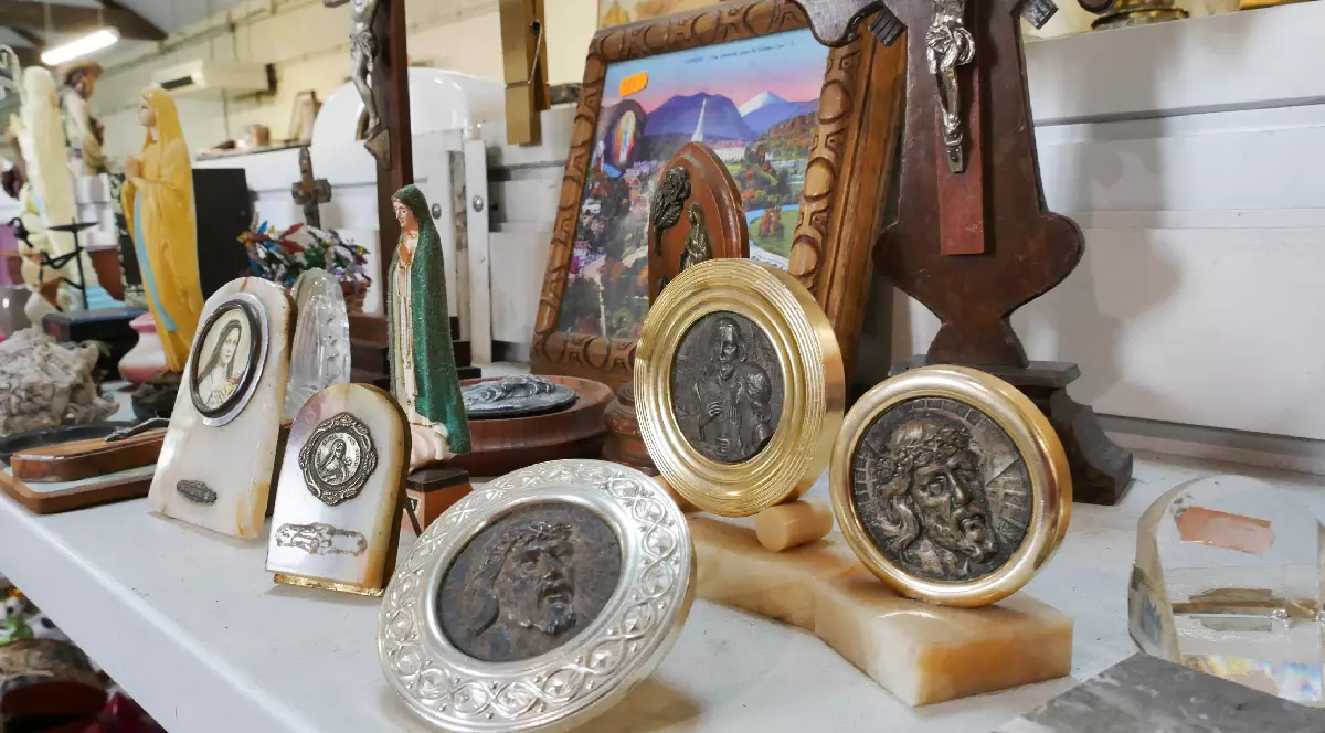 Diverse articole religioase la vânzare