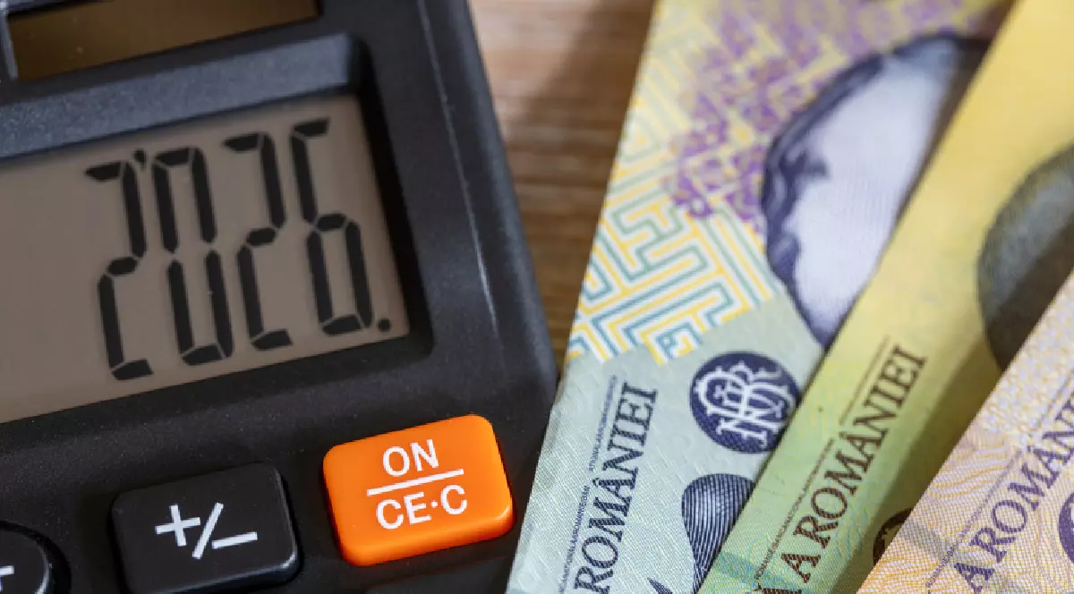 Anul 2026 afișat pe un calculator, iar în ăartea dreaptă mai multe bancnote