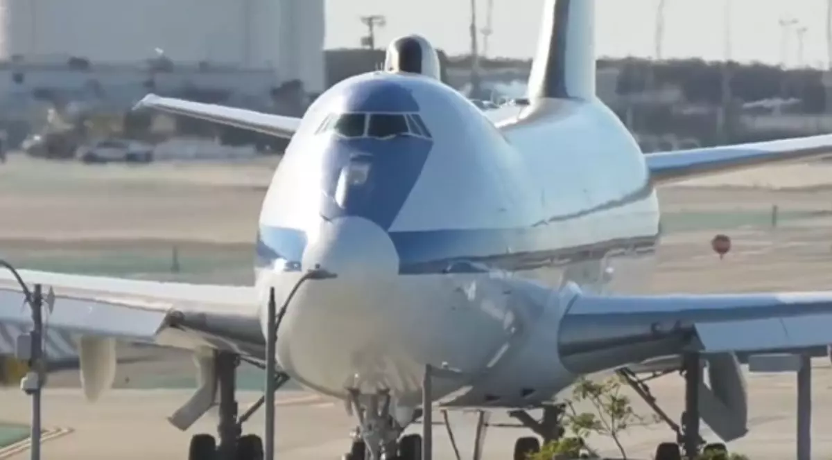 Un avion mare al SUA, alb cu albastru în timp ce aterizează pe pista Aeroportului din Los Angeles