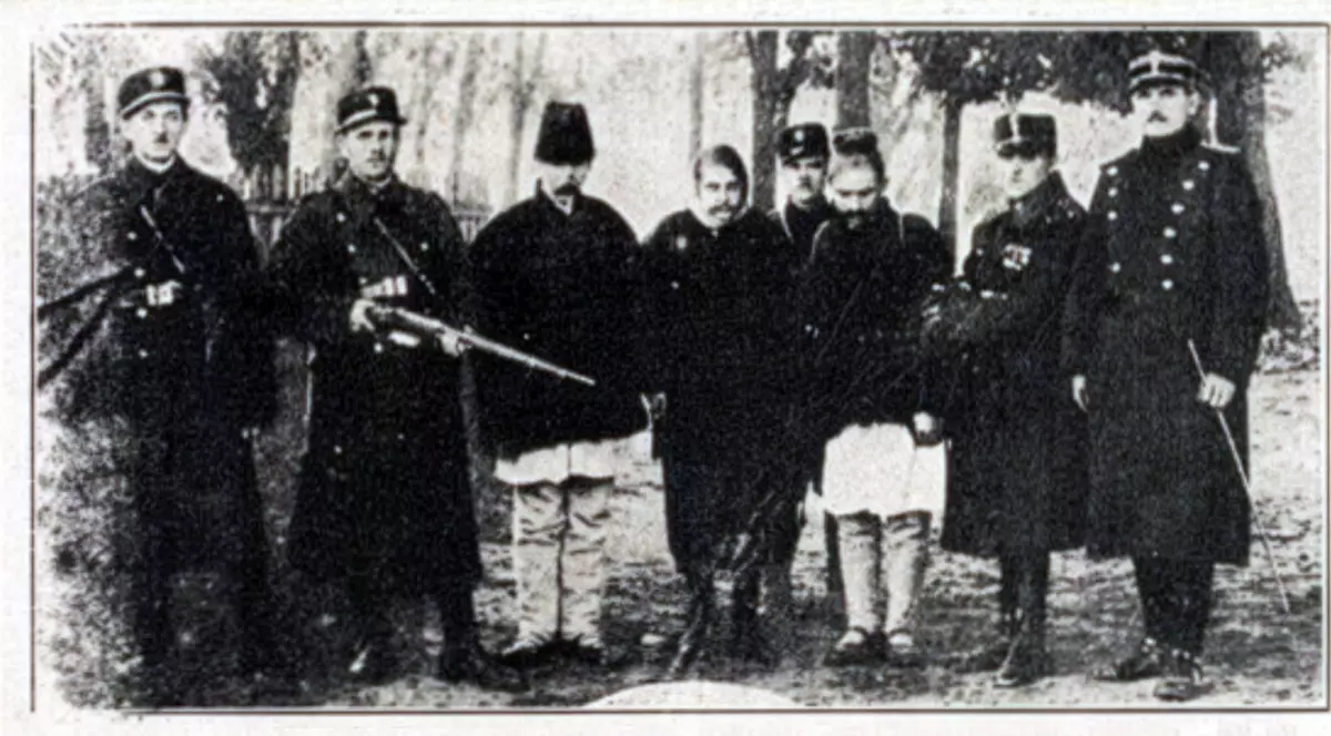 O fotografie alb negru din 1928 cu o femeie criminala in serie in timp ce este escortata la arest