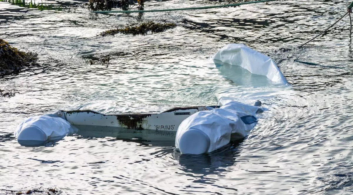 Barcă pneumatică sau barcă gonflabilă care se scufundă