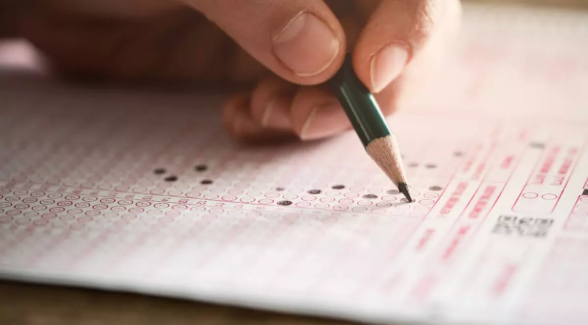 Un bărbat care completează un bilet la loto.