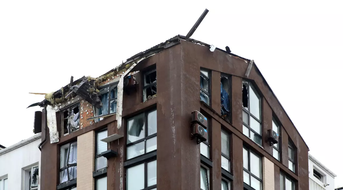 Clădire rezidențială din Ucraina grav avariată în urma unui atac aerian rusesc, cu acoperișul distrus și ferestrele sparte. Imobilul a fost afectat în contextul bombardamentelor cu drone și rachete lansate asupra zonelor urbane.