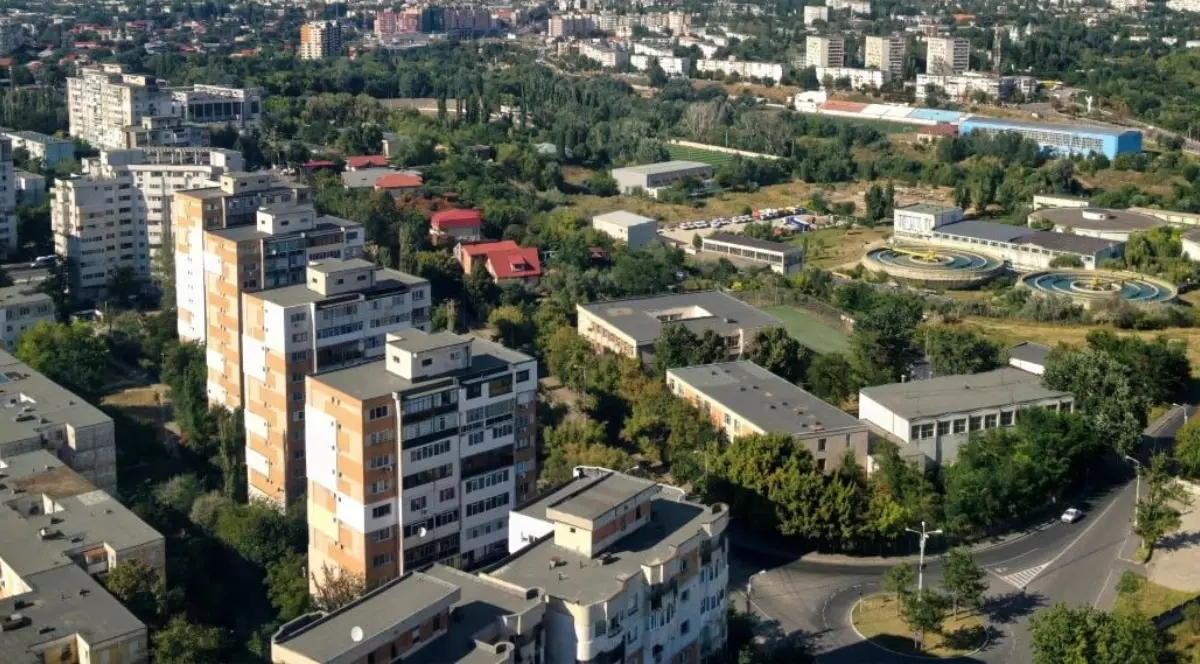 Blocuri și clădiri, surprinse într-o fotografie făcută de sus