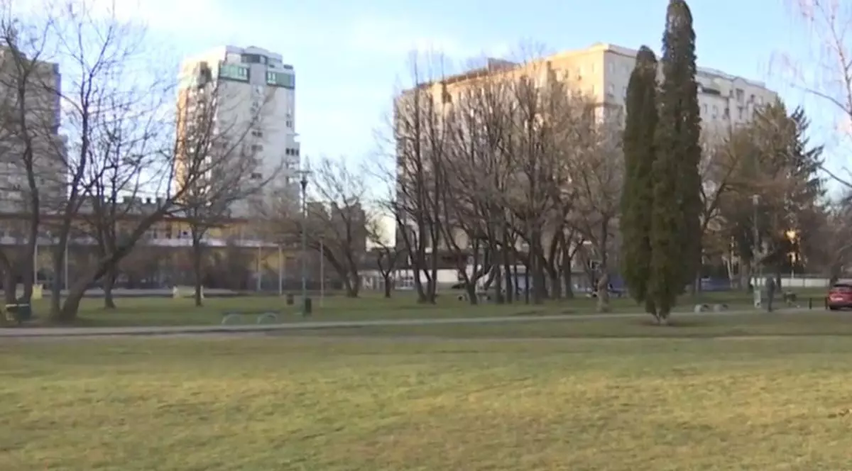 Un spațiu verde din parcul central al Craiovei unde se va ridica o catedrală