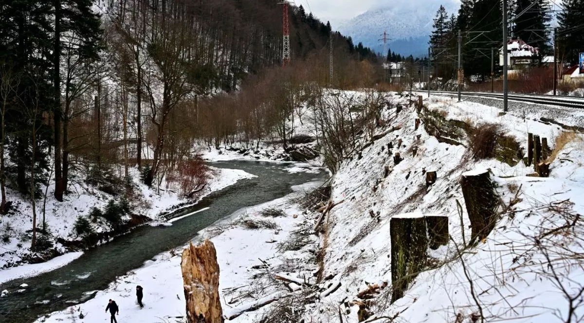 Posibile probleme de instabilitate au fost identificate în zona taluzului adiacent căii ferate București-Brașov, în cadrul lucrărilor pentru descărcarea rutieră A3 Bușteni-Azuga