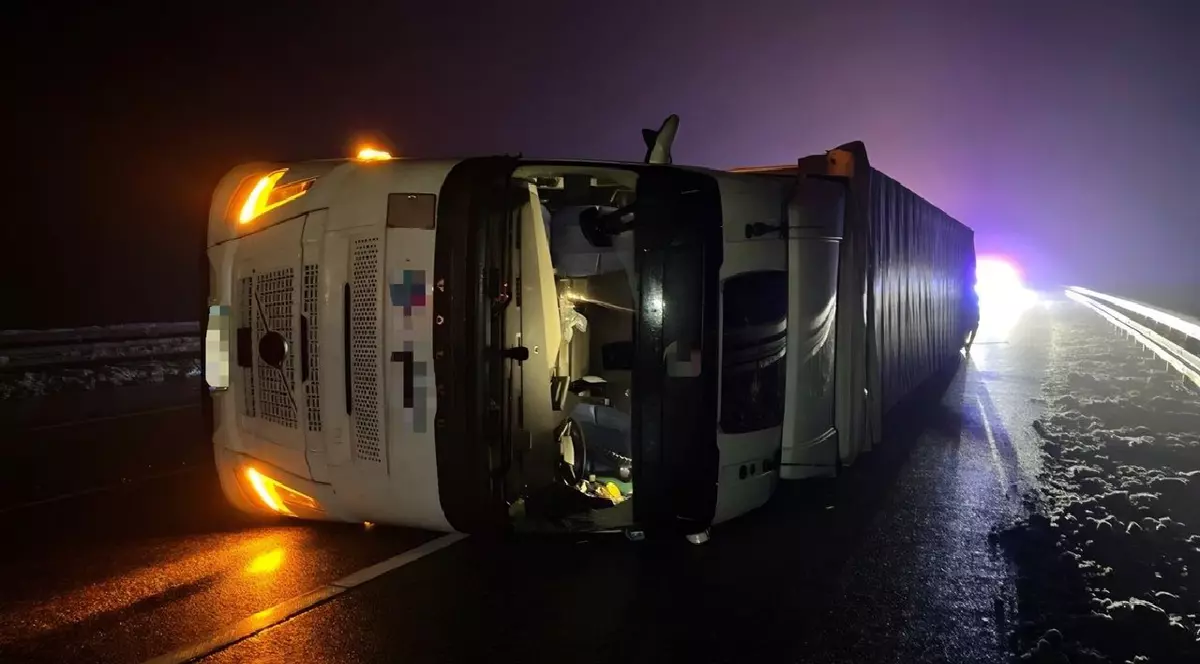 Un camion alb, răsturnat, pe o autostradă din Germania, noaptea