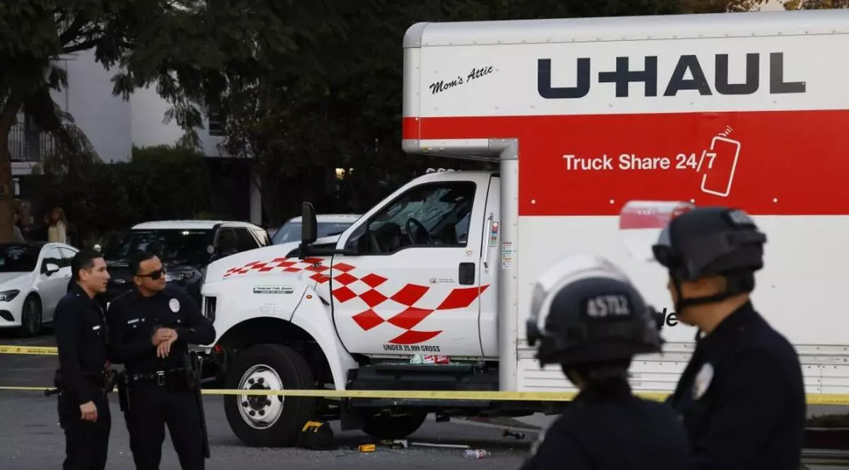 Un camion pe care scrie U-Haul a intrat într-un grup de manifestanți care protestau față de regimul iranian, iar polițiștii sunt la fața locului, Los Angeles, 11 ianuarie 2026