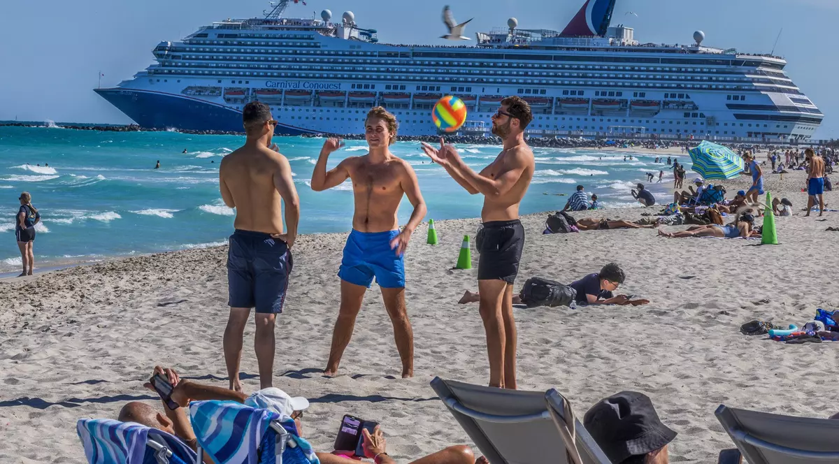 O fetiță de 4 ani a căzut peste bord dintr-un vas de croazieră, mama ei a sărit după ea, în Bahamas: „A fost îngrozitor” | VIDEO