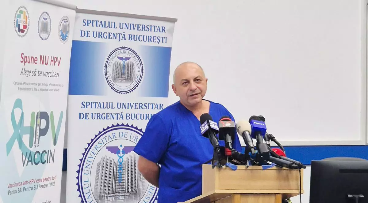 Catalin Cirstoiu, managerul Spitalului Universitar de Urgenta Bucuresti, un barbat imbracat in uniforma albastra infata microfoanelor despre spitale de provincie. Foto: arhiva personala